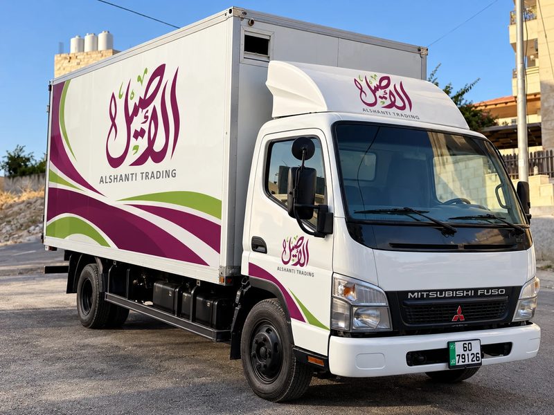 شاحنة توزيع الأصيل في أحد شوارع الأردن